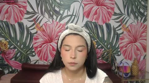 Snapshot of small__naughty chatting on 04/06/26, 01:01 Mariana Torres online show from 04/06/26, 01:01