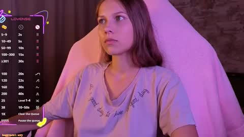 Snapshot of small_emma0 chatting on 09/22/25, 04:09 Emma online show from 09/22/25, 04:09