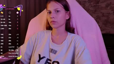 Snapshot of small_emma0 chatting on 09/24/25, 04:10 Emma online show from 09/24/25, 04:10