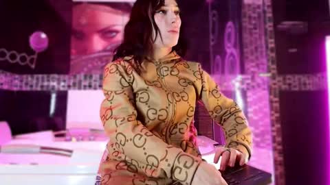 Small Hot19 online show from 12/16/25, 09:47