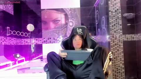 Small Hot19 online show from 05/25/26, 12:11