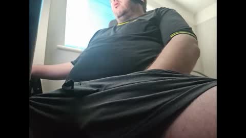 smallone19832 online show from 10/28/25, 09:13