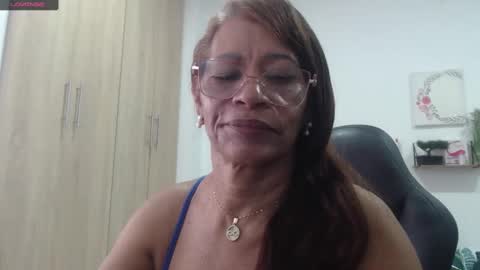 Snapshot of smilet_milf chatting on 11/06/25, 12:06 Smileth online show from 11/06/25, 12:06