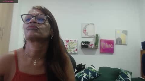 Snapshot of smilet_milf chatting on 11/08/25, 12:38 Smileth online show from 11/08/25, 12:38