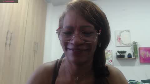 Snapshot of smilet_milf chatting on 11/18/25, 12:31 Smileth online show from 11/18/25, 12:31