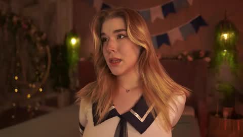 Snapshot of smiley_mia_ chatting on 09/28/25, 05:13 Mia online show from 09/28/25, 05:13