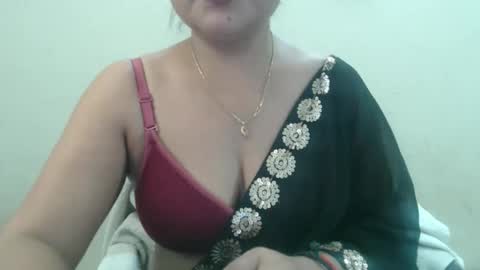 Snapshot of smiley_queen99 chatting on 04/01/26, 01:41 smiley online show from 04/01/26, 01:41