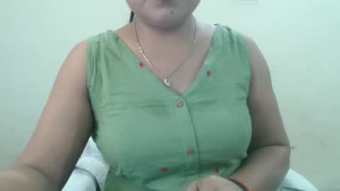 Snapshot of smiley_queen99 chatting on 04/02/26, 11:30 smiley online show from 04/02/26, 11:30