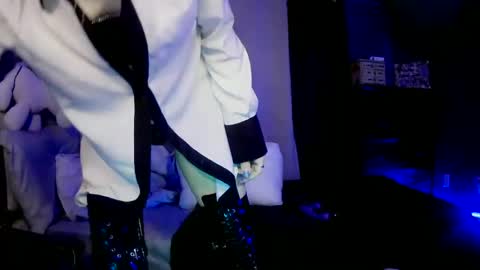 Snapshot of smokeingbitch420 chatting on 09/29/25, 02:49 love bug online show from 09/29/25, 02:49