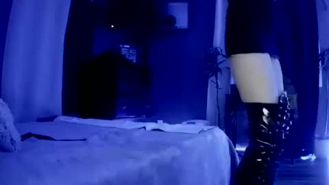 Snapshot of smokeingbitch420 chatting on 10/11/25, 04:44 love bug online show from 10/11/25, 04:44