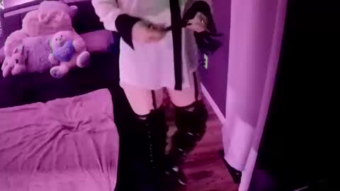 Snapshot of smokeingbitch420 chatting on 10/13/25, 04:45 love bug online show from 10/13/25, 04:45