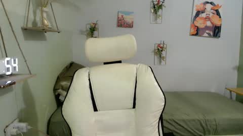 Snapshot of snow_2000 chatting on 10/16/25, 03:29 snow_2000 online show from 10/16/25, 03:29