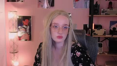 Snapshot of snowflakeskitty chatting on 06/03/26, 05:10 Ellie online show from 06/03/26, 05:10
