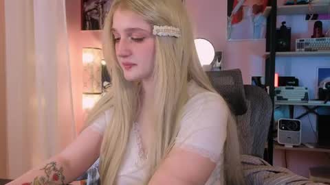 Snapshot of snowflakeskitty chatting on 06/05/26, 05:36 Ellie online show from 06/05/26, 05:36