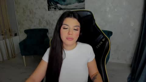 Snapshot of snowingwinter chatting on 10/19/25, 07:36 snowingwinter online show from 10/19/25, 07:36