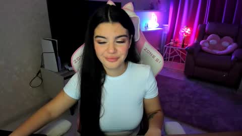 Snapshot of snowingwinter chatting on 10/21/25, 07:47 snowingwinter online show from 10/21/25, 07:47