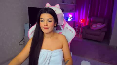 Snapshot of snowingwinter chatting on 11/25/25, 11:05 snowingwinter online show from 11/25/25, 11:05