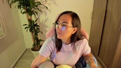 Snapshot of sofi_martinezz chatting on 10/15/25, 02:33 Sophie online show from 10/15/25, 02:33