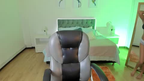 Snapshot of sofia_collen_ chatting on 10/01/25, 08:04 sofia_collen_ online show from 10/01/25, 08:04