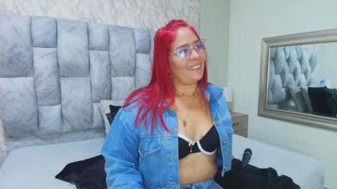 Snapshot of sofia_gutierrez__ chatting on 09/15/25, 02:55 sofia gutierrez   online show from 09/15/25, 02:55