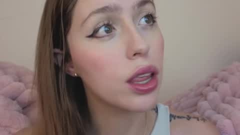 Snapshot of sofia_palacios_ chatting on 09/18/25, 03:52     online show from 09/18/25, 03:52