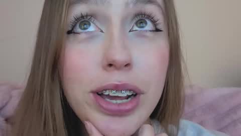 Snapshot of sofia_palacios_ chatting on 09/26/25, 03:43     online show from 09/26/25, 03:43