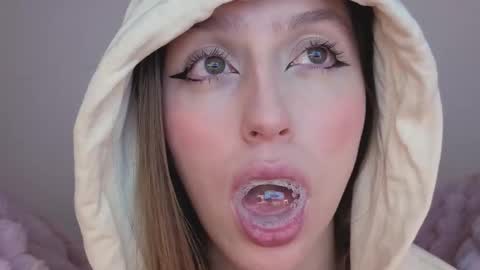 Snapshot of sofia_palacios_ chatting on 09/28/25, 03:56     online show from 09/28/25, 03:56