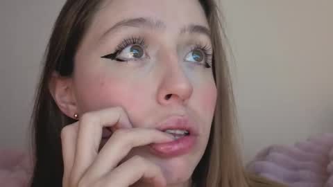 Snapshot of sofia_palacios_ chatting on 10/01/25, 03:45     online show from 10/01/25, 03:45