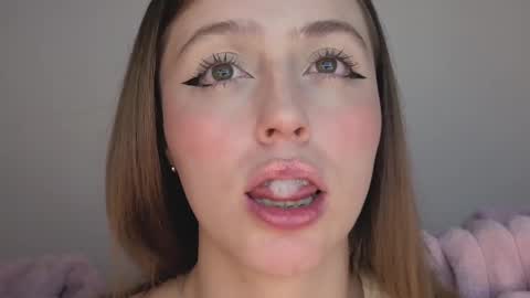 Snapshot of sofia_palacios_ chatting on 10/07/25, 03:25     online show from 10/07/25, 03:25