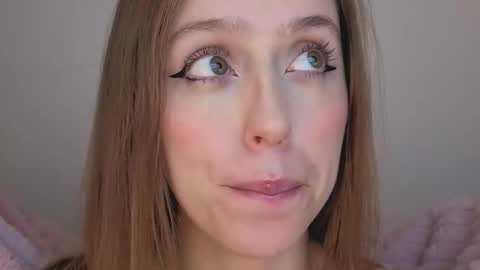 Snapshot of sofia_palacios_ chatting on 10/08/25, 03:59     online show from 10/08/25, 03:59