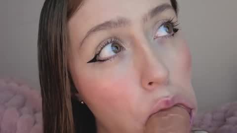 Snapshot of sofia_palacios_ chatting on 10/09/25, 03:48     online show from 10/09/25, 03:48