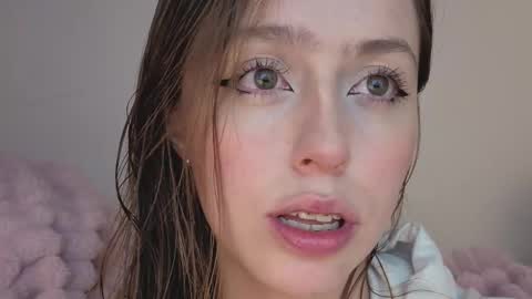 Snapshot of sofia_palacios_ chatting on 10/22/25, 03:51     online show from 10/22/25, 03:51