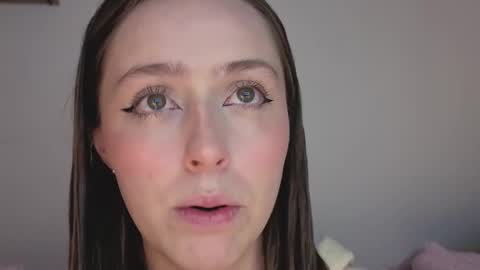 Snapshot of sofia_palacios_ chatting on 11/04/25, 03:49     online show from 11/04/25, 03:49