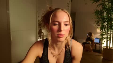Snapshot of sofiaaaxoxoxo chatting on 11/24/25, 05:45 Sofia online show from 11/24/25, 05:45