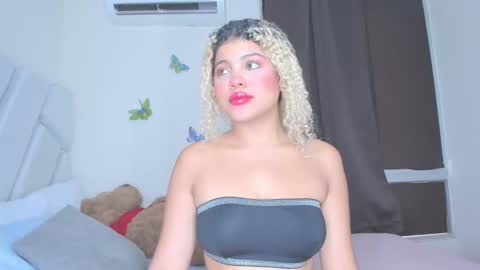sofiacastillo01 online show from 04/17/26, 06:55