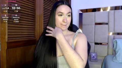 sofiaduque_26 online show from 03/01/25, 09:15