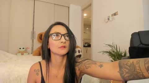 SOFIA independent model  online show from 02/09/25, 02:50
