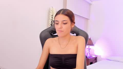 Sofia  Help me reach 5K followers  online show from 02/20/25, 08:14