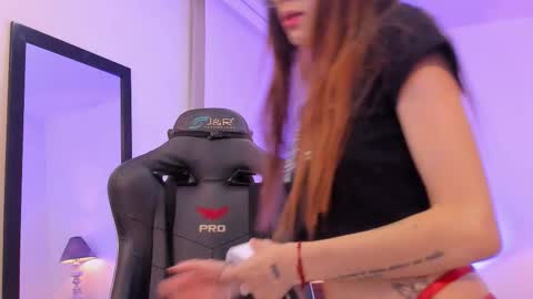 Snapshot of sofiarouge_ chatting on 11/05/25, 08:09 Sofia Help me reach 5K followers online show from 11/05/25, 08:09