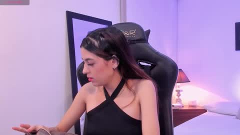 Snapshot of sofiarouge_ chatting on 11/13/25, 07:35 Sofia Help me reach 5K followers online show from 11/13/25, 07:35