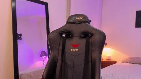 Snapshot of sofiarouge_ chatting on 11/14/25, 08:18 Sofia Help me reach 5K followers online show from 11/14/25, 08:18