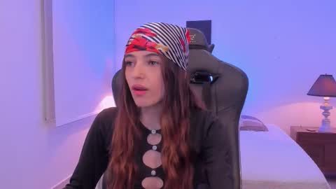 Snapshot of sofiarouge_ chatting on 12/16/25, 07:52 Sofia Help me reach 5K followers online show from 12/16/25, 07:52