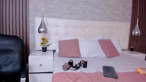 sofiathoompson online show from 07/04/26, 08:48
