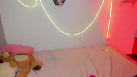 Snapshot of sofii_miller_ chatting on 12/13/25, 09:31 online show from 12/13/25, 09:31