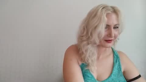 Snapshot of sofishine11 chatting on 10/17/25, 07:11 Sofi online show from 10/17/25, 07:11