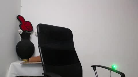 Snapshot of soft_fetish chatting on 02/01/25, 11:06 Camila M online show from 02/01/25, 11:06