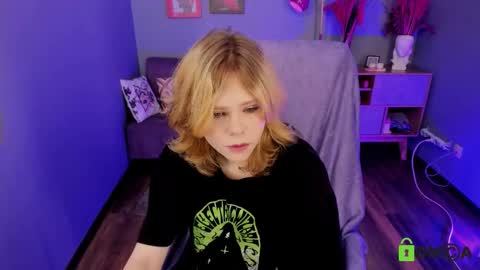 Snapshot of softflame chatting on 11/24/25, 10:26 softflame online show from 11/24/25, 10:26