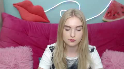 Snapshot of sofysoft chatting on 11/19/25, 06:24 sofysoft online show from 11/19/25, 06:24