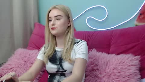 Snapshot of sofysoft chatting on 11/21/25, 06:01 sofysoft online show from 11/21/25, 06:01