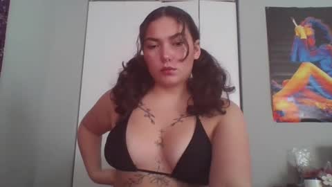 Snapshot of sola_reina chatting on 09/17/25, 05:36 Sola Reina online show from 09/17/25, 05:36